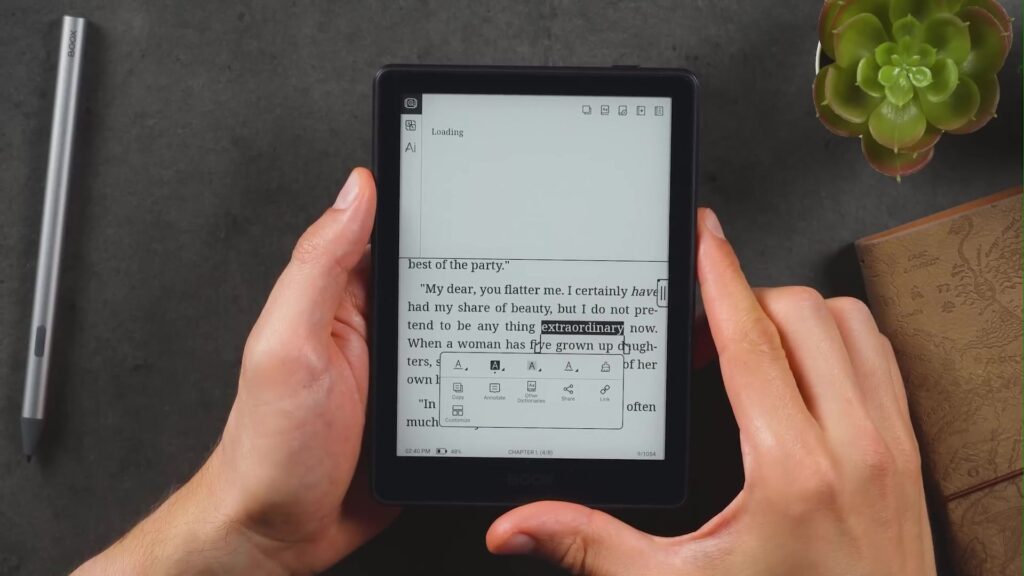Boox Go 6 Gen II in twee handen met een geopend boek op het scherm