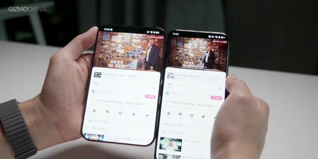 Een brede telefoon zonder vouw naast een gewone smartphone in twee handen