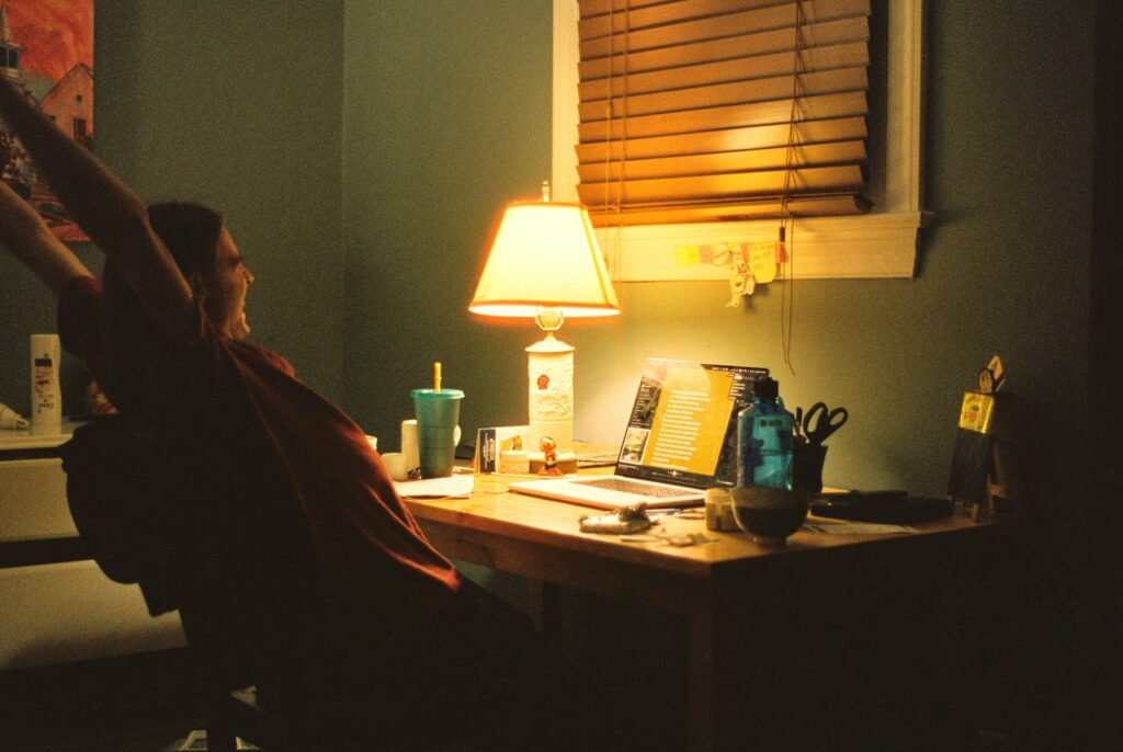 Leesstoel met lamp en een e-reader op een herfstige avond