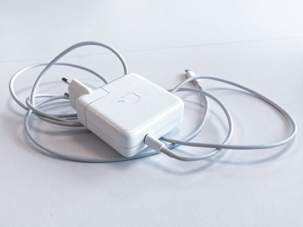 E-reader die aan de lader ligt op een houten tafel