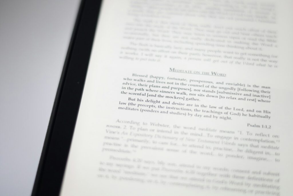 E-reader met een pagina tekst op een houten tafel