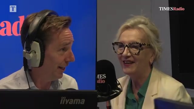Elizabeth Strout in een radiostudio van Times Radio tijdens een interview over haar nieuwe roman