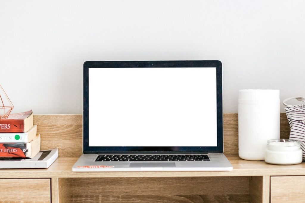 E-reader naast een laptop op een bureau, klaar om boeken over te zetten