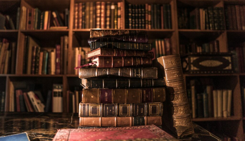 E-reader op een stapel oude gebonden boeken bij een leeslamp