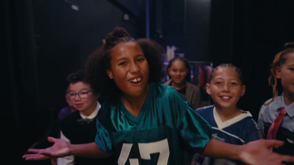 Kinderen dansen achter de coulissen in de clip van het Kinderboekenweeklied Spot aan
