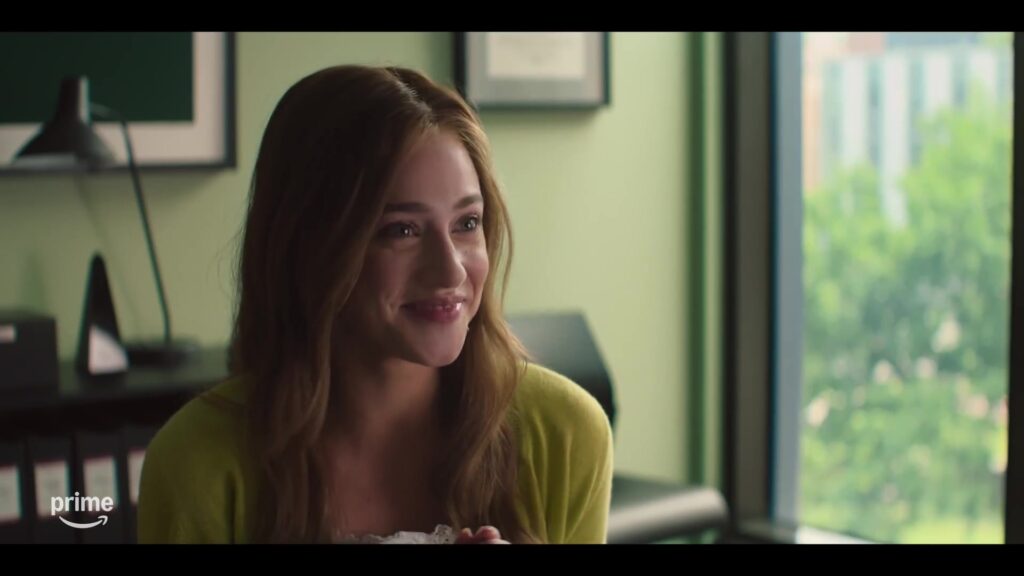 Lili Reinhart als Olive Smith in een kantoor op de universiteit in The Love Hypothesis