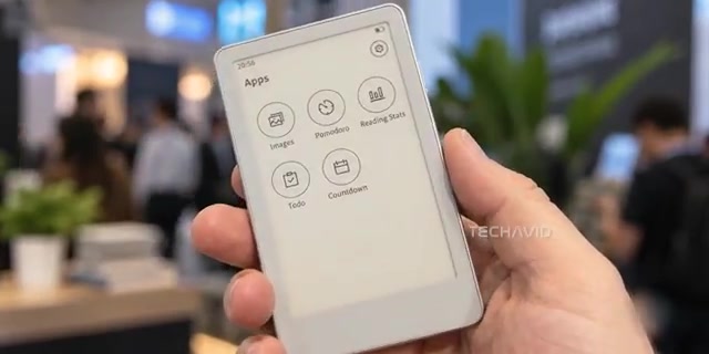 Hand houdt een kleine e-reader van ongeveer 4 inch vast op een beurs