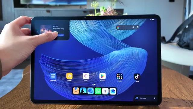 Hand houdt de nieuwe Alexa Tablet 12 Pro met het startscherm van Android
