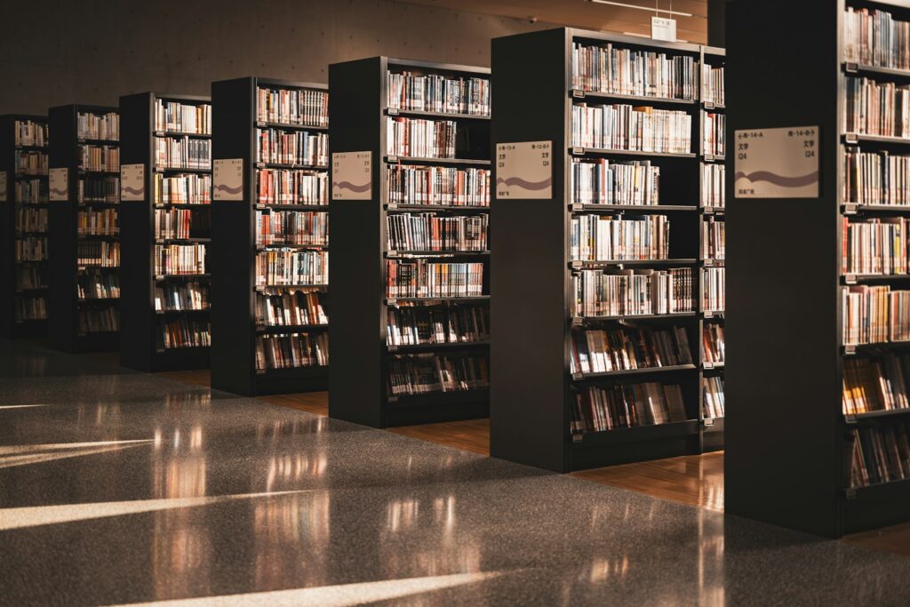 E-reader met een overzicht van boeken in de bibliotheek naast een boekenkast