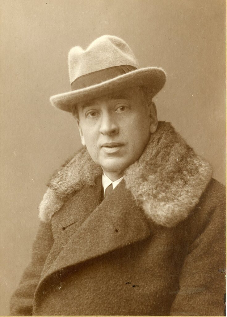 Portret van schrijver Louis Couperus rond 1900