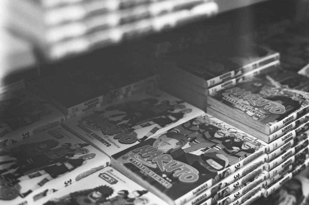Rij mangadelen op een boekenplank