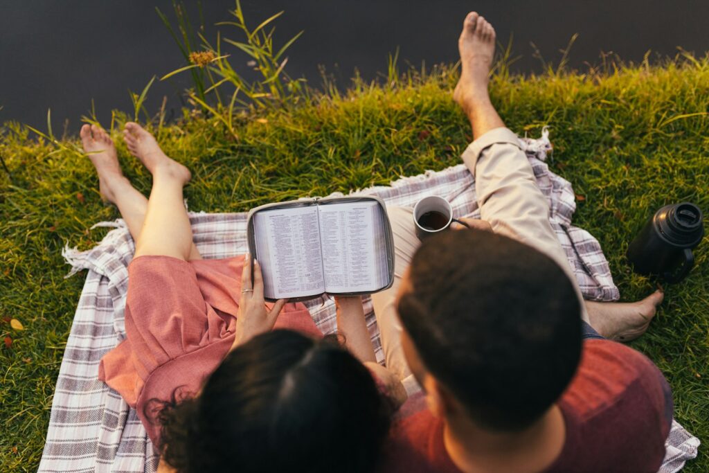 Twee e-readers naast elkaar op een bank met een deken