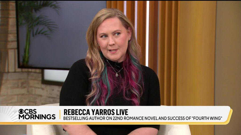 Rebecca Yarros, schrijver van Fourth Wing, in een tv-interview