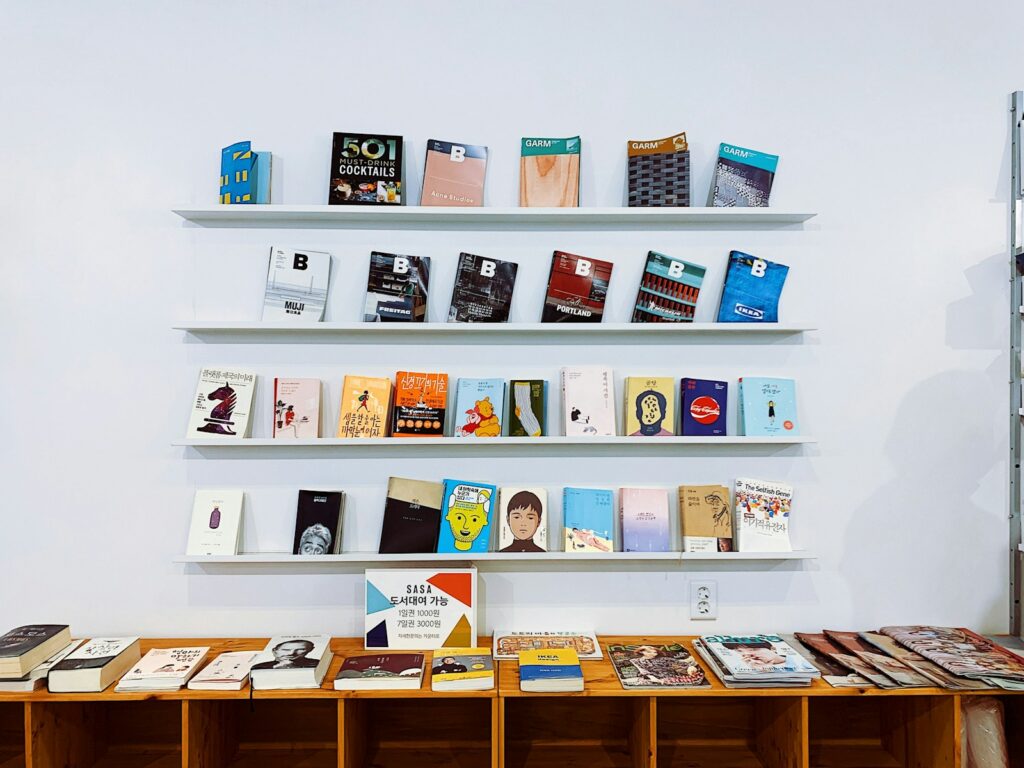 Stapel boeken op een tafel in een bibliotheek