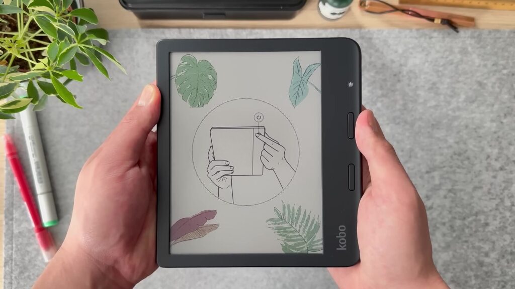 Kobo Libra Colour met een kleurenscherm van de huidige generatie in de hand