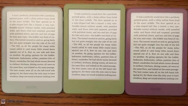 Drie basis-Kindles naast elkaar op een houten tafel met dezelfde pagina tekst