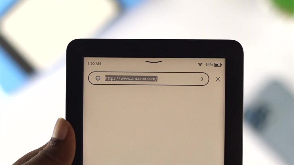 Kindle met wifi-icoon en geopende webbrowser in de hand