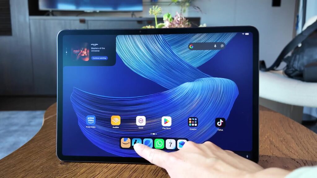 Amazon Alexa Tablet 12 Pro op een tafel met het startscherm