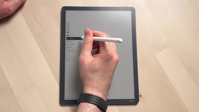 Iemand schrijft met de pen op een Kindle Scribe