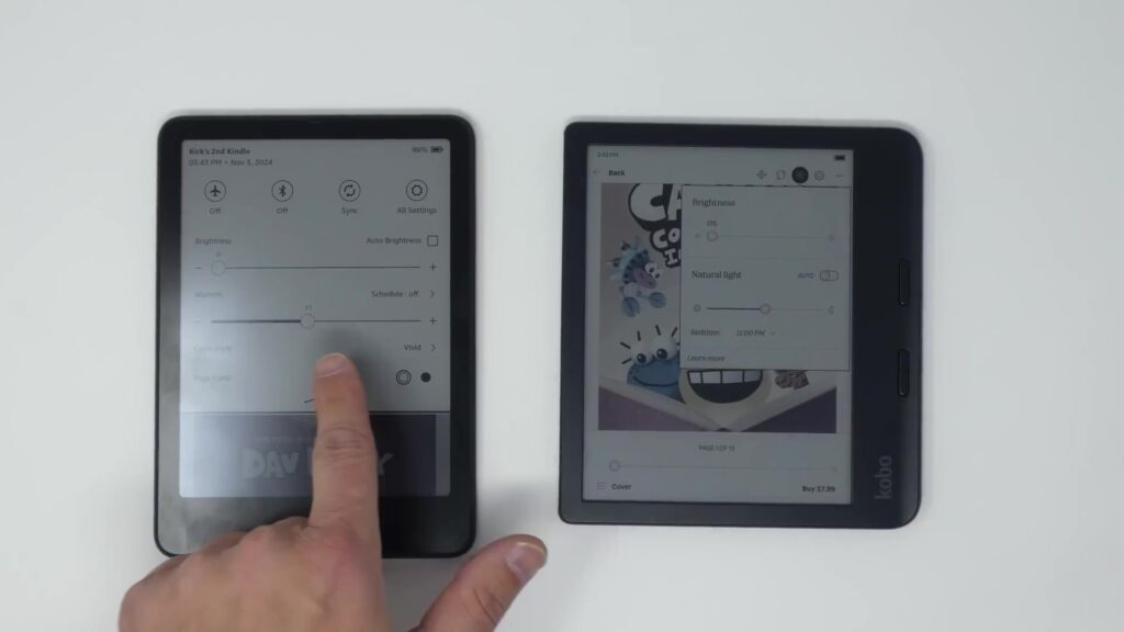 Kindle Colorsoft en Kobo Libra Colour naast elkaar op tafel, met een stripomslag in kleur op het scherm van de Kobo