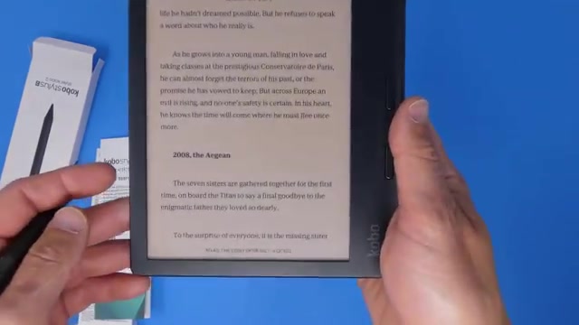 Kobo Libra Colour met een geopend boek in de hand
