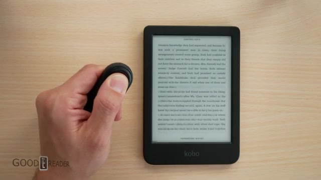 Kobo Remote in een hand naast een Kobo Clara met een pagina tekst