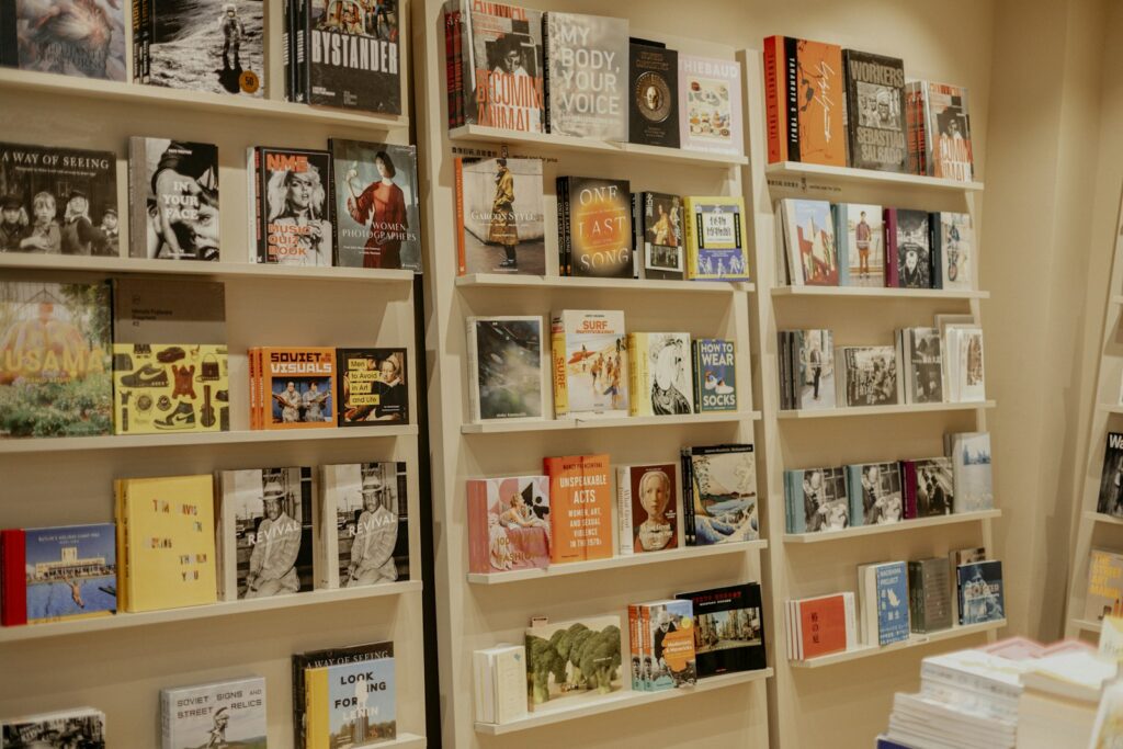 Boekenkasten in een onafhankelijke boekwinkel