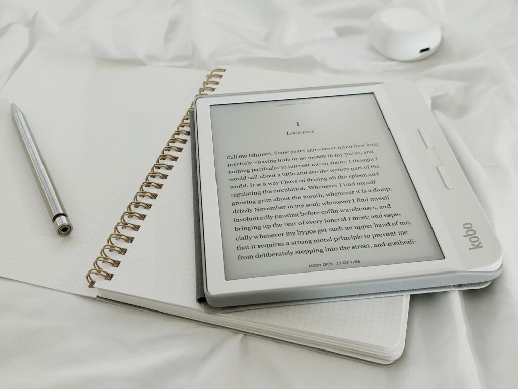 E-reader naast een kop koffie op een houten tafel