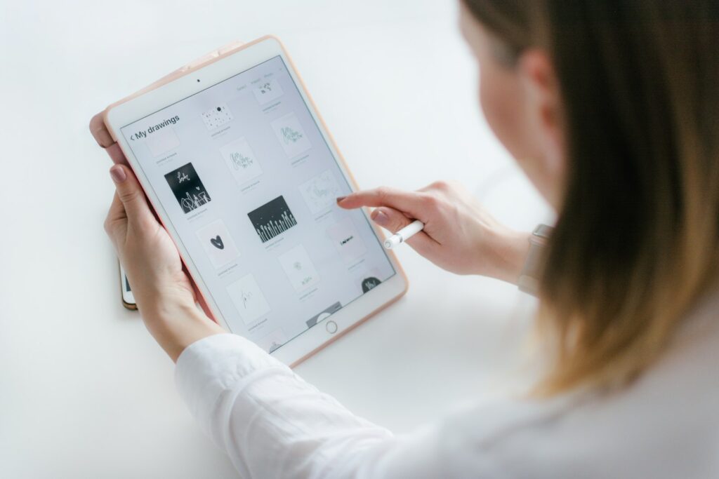 Iemand leest een e-book op een klein tablet aan tafel