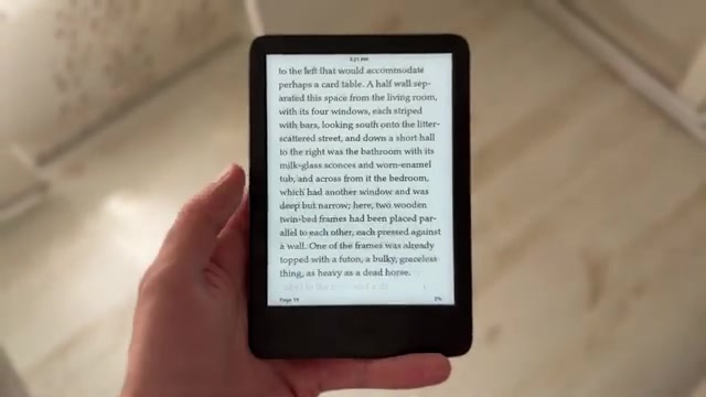 Gewone Kindle met een pagina tekst in de hand