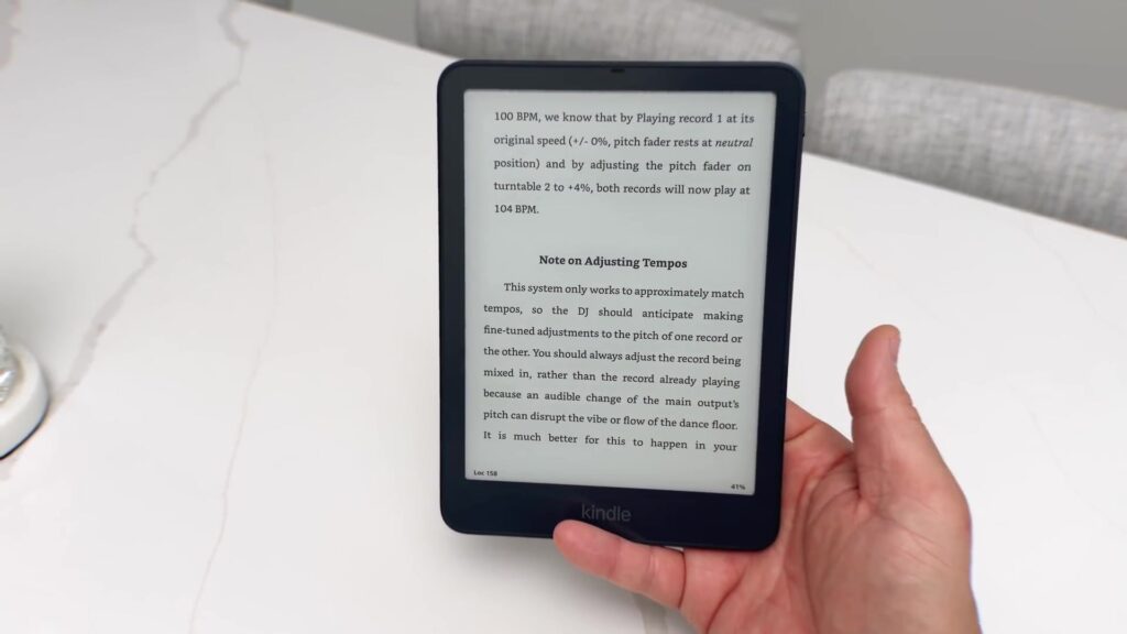 De nieuwe Kindle van 2026 in een hand met een boekpagina op het scherm