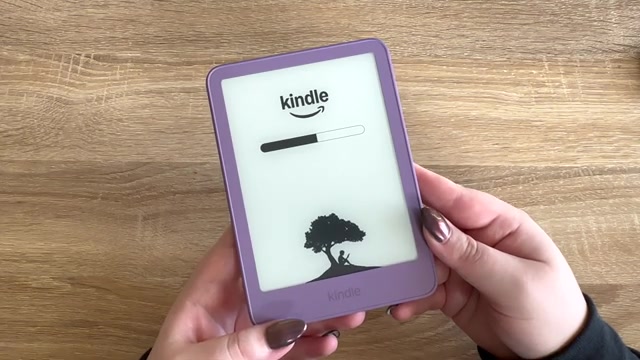 Nieuwe Kindle in paars die opstart met het Kindle-logo op het scherm
