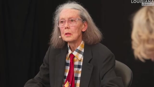 Dichter Anne Carson in gesprek op een podium van Louisiana Literature