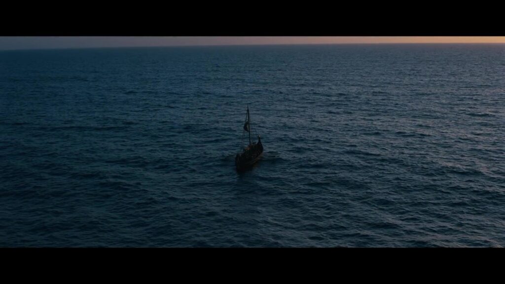 Schip op open zee bij zonsondergang uit de trailer van The Odyssey