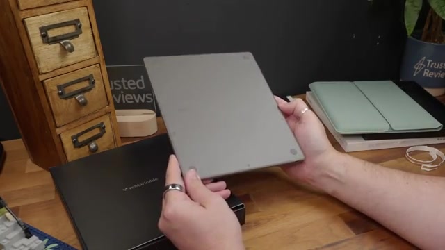 Remarkable Paper Pure schrijftablet met een hoes op een bureau