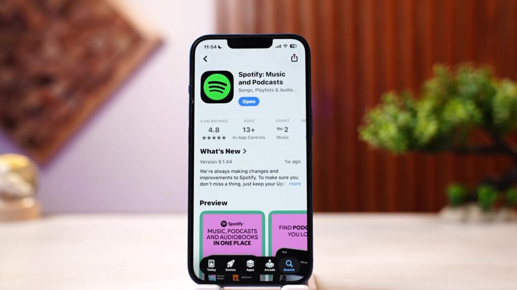 Smartphone met de Spotify-app in de App Store op een tafel