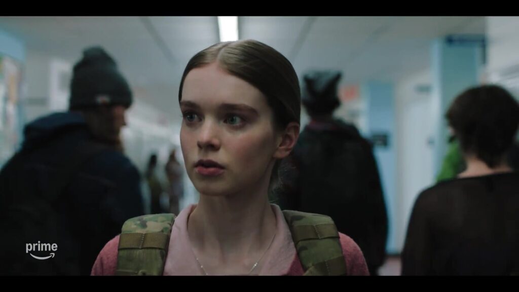 Summer H. Howell als Carrie White in een schoolgang in de serie Carrie