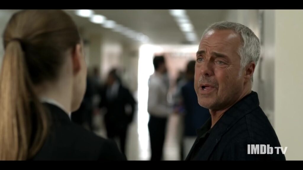 Titus Welliver als rechercheur Harry Bosch in een gang van een politiebureau