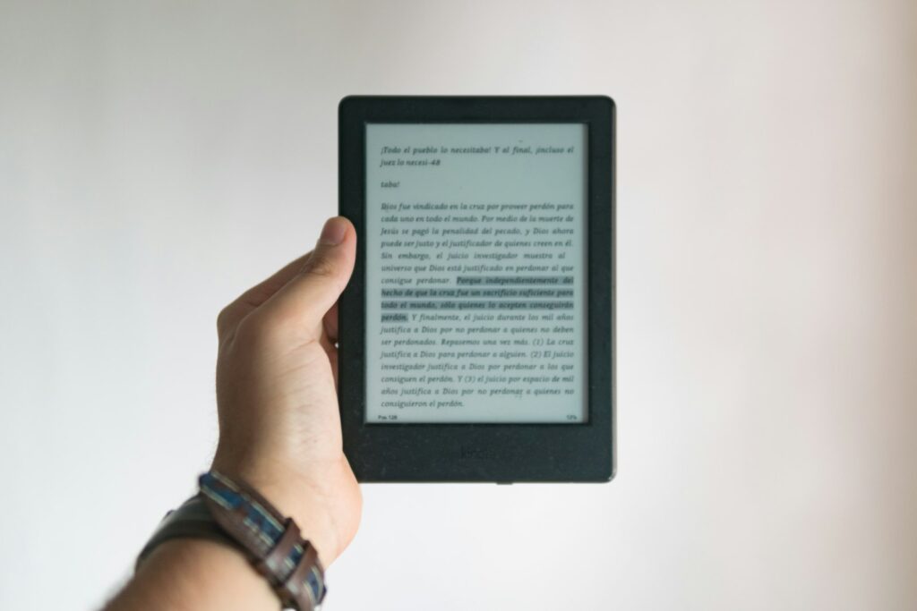 E-reader en telefoon met een boekwinkel op een houten tafel