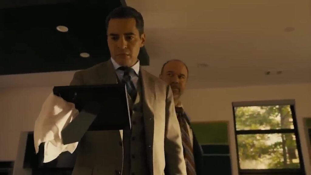 Ramón Rodríguez als rechercheur Will Trent in een scène uit de serie